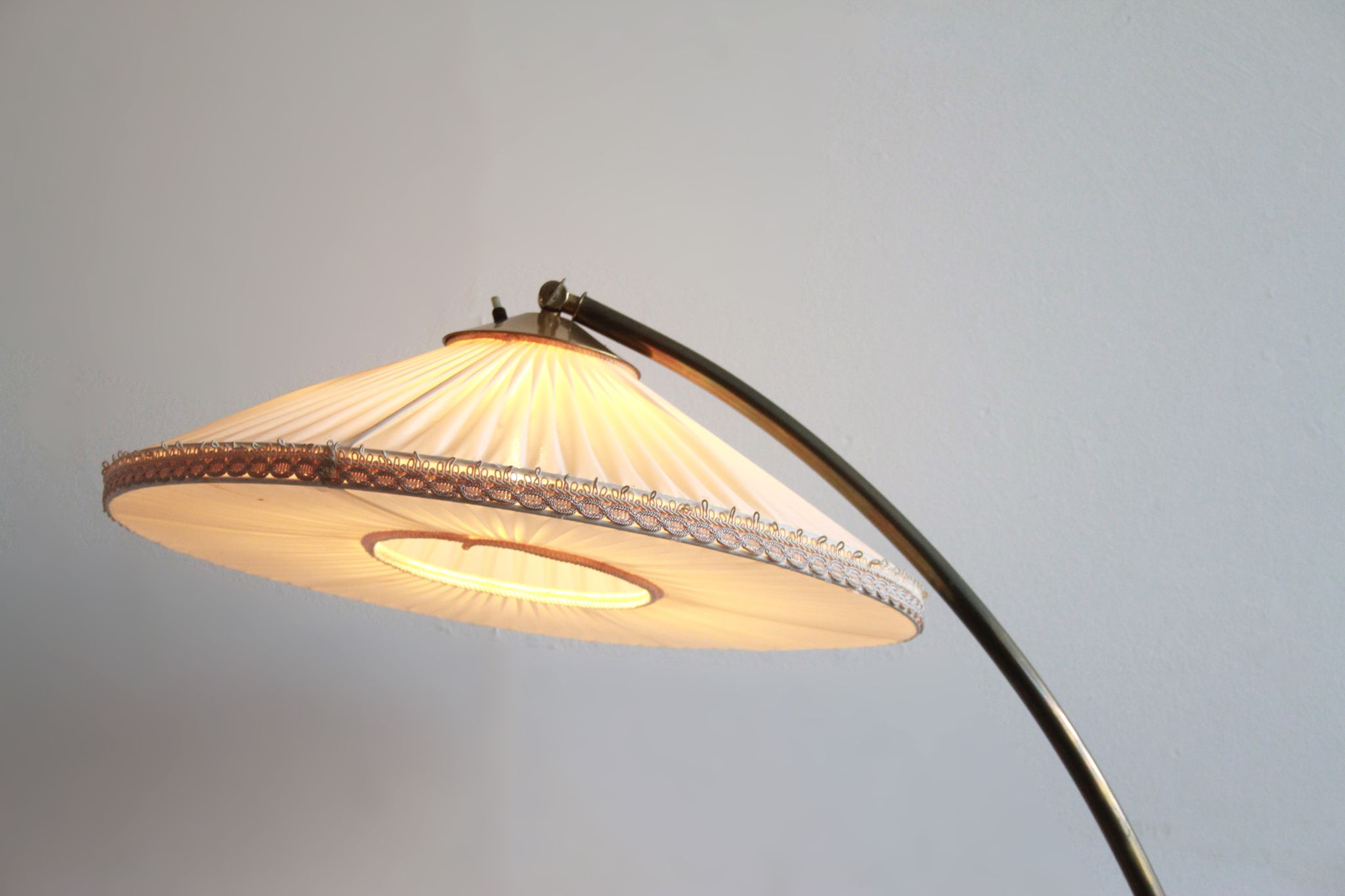 Lampadaire des années 1950 en laiton avec abat-jour plisée