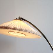 Lampadaire des années 1950 en laiton avec abat-jour plisée
