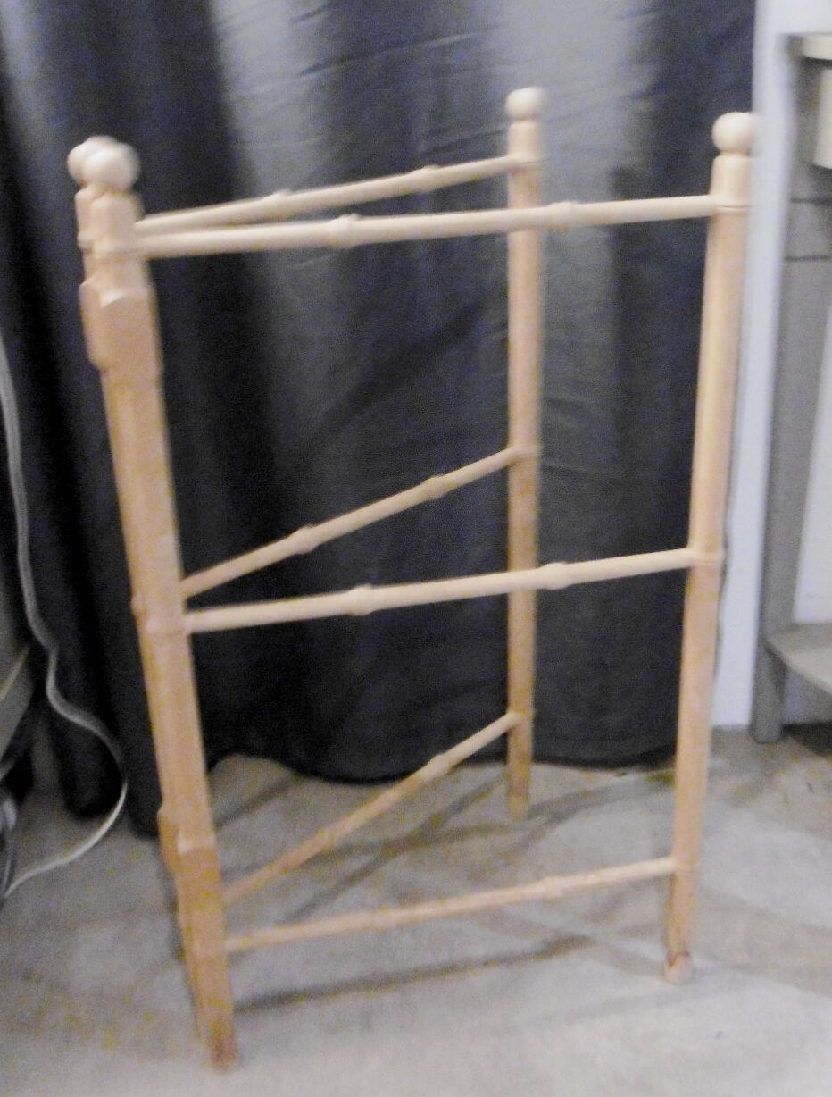 Old towel rack in natural wood XXeme