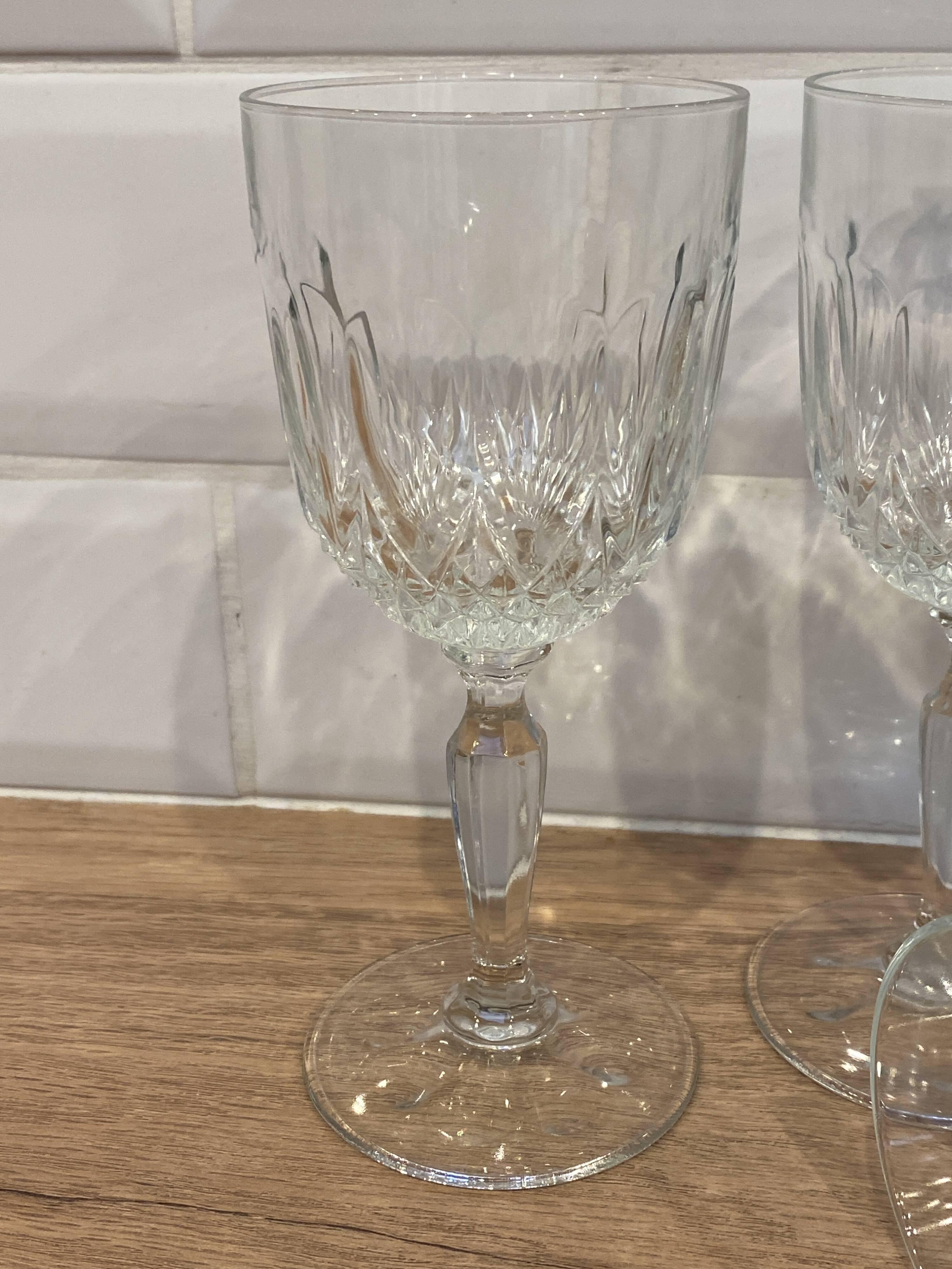 Set of 5 wine glasses