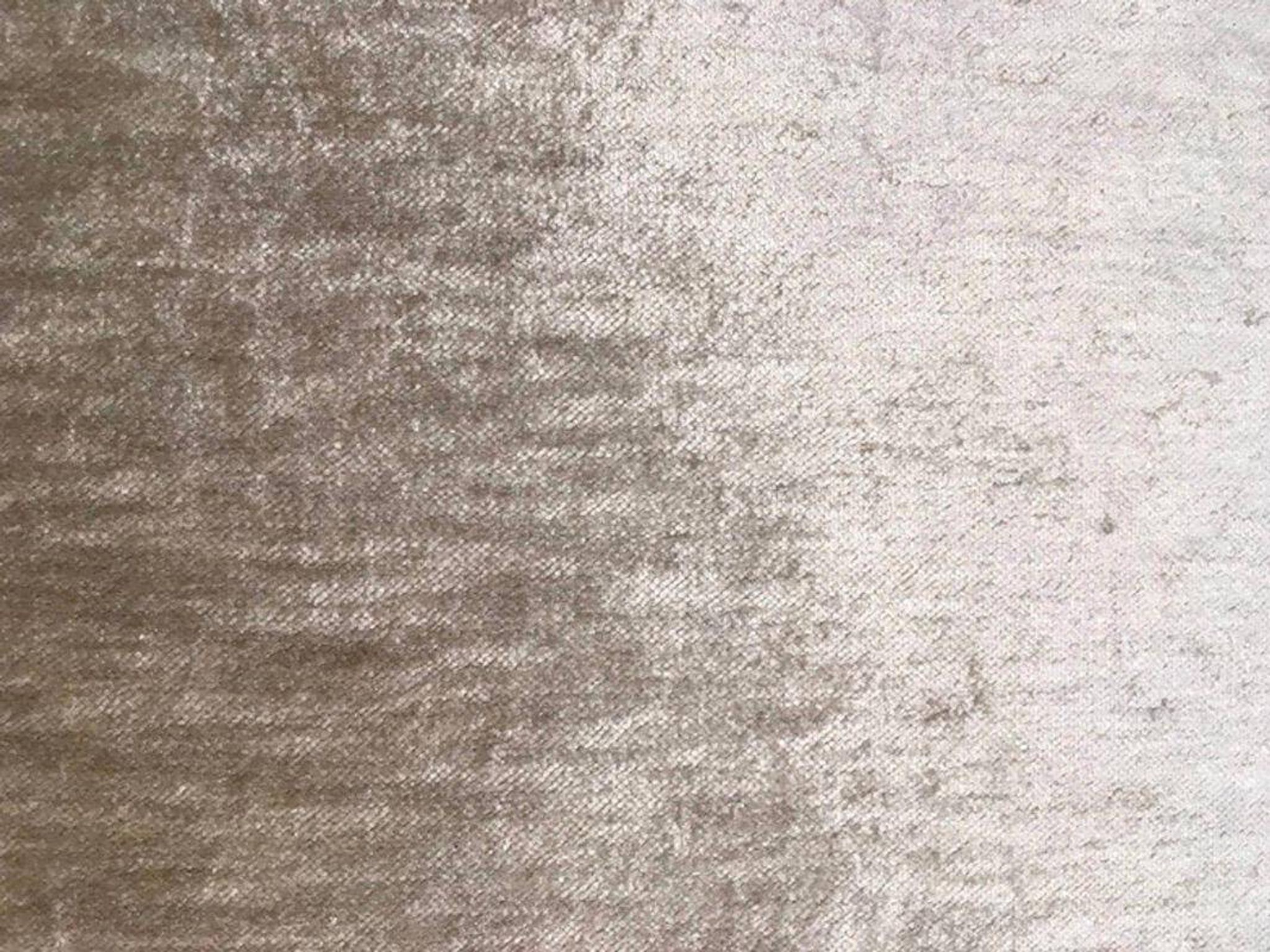 Fauteuil en velours beige danois The Moderns