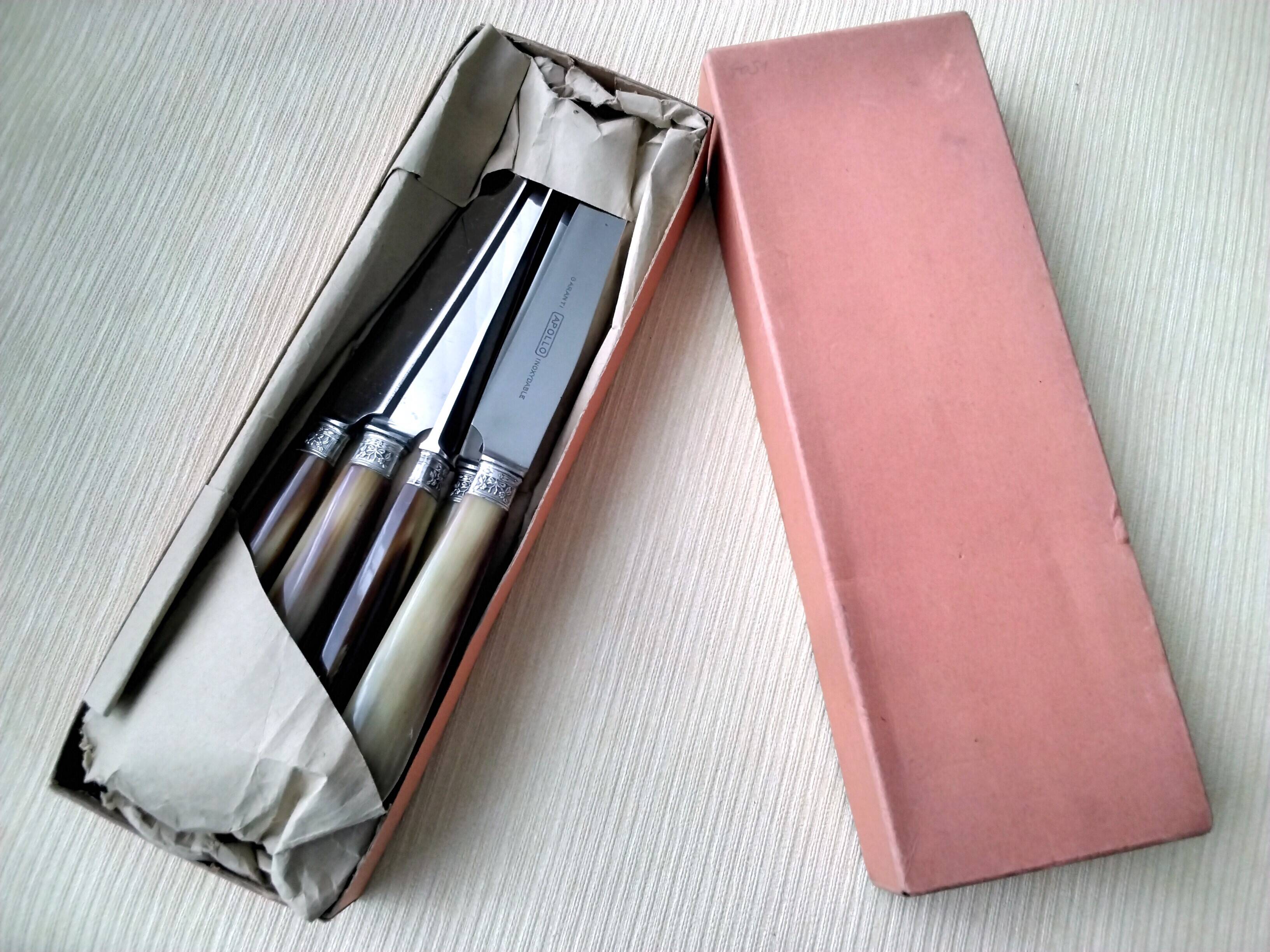 12 Apollo table knives in stainless steel and bovine horn