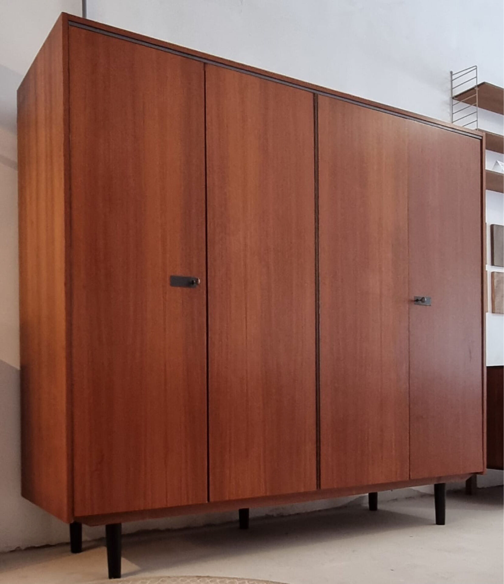 Armoire du milieu du siècle