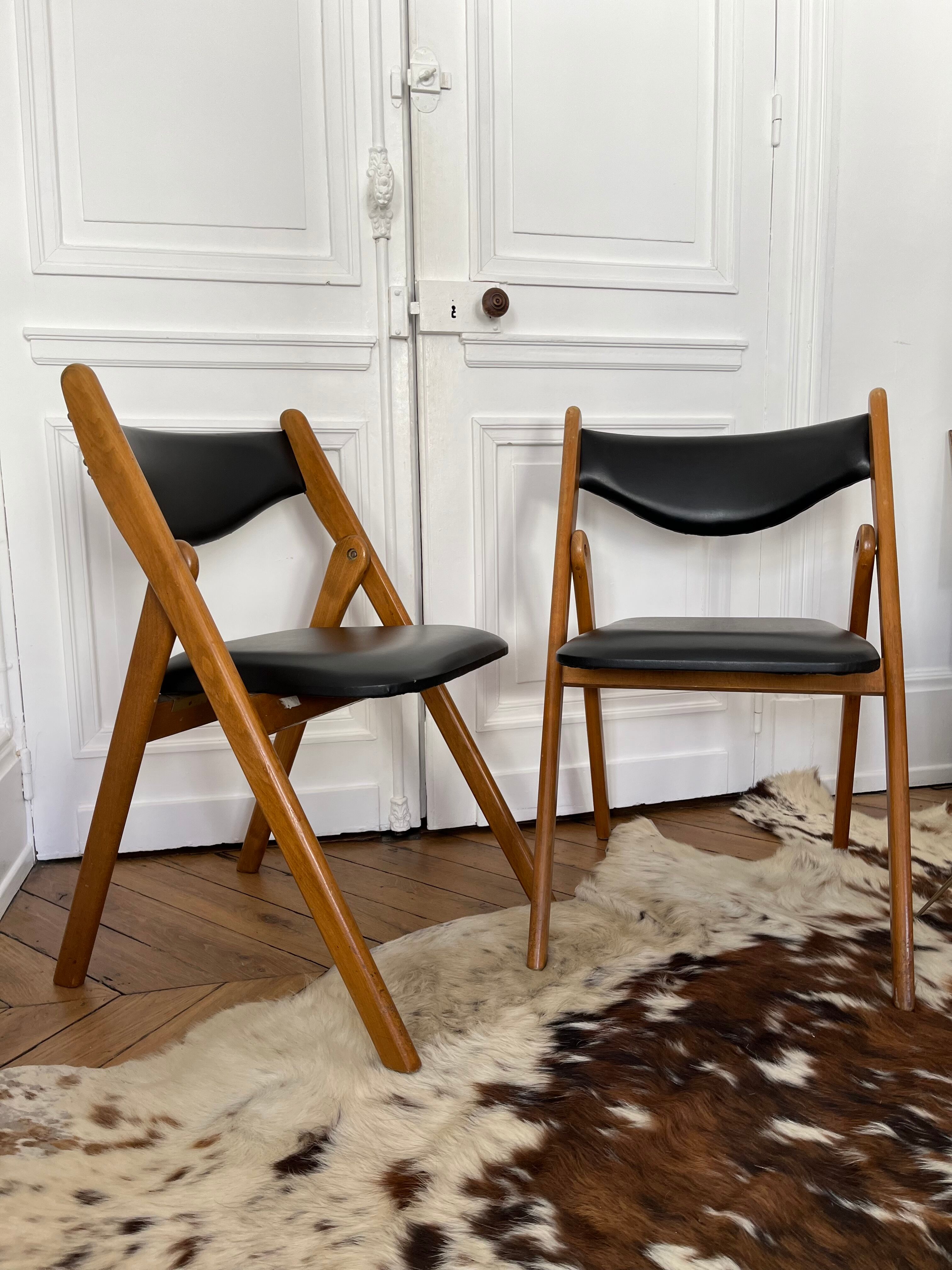 2 folding chairs wood and skaï