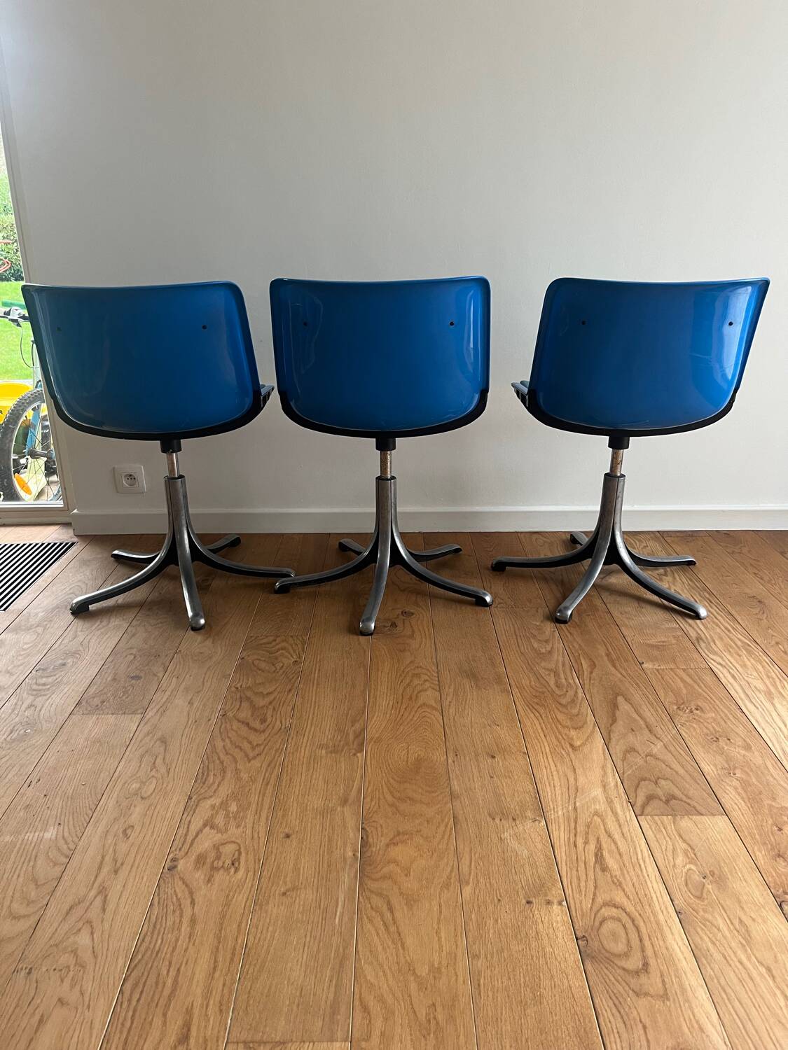 9 swivel chairs assigned to Osvaldo Borsani – Modus model for