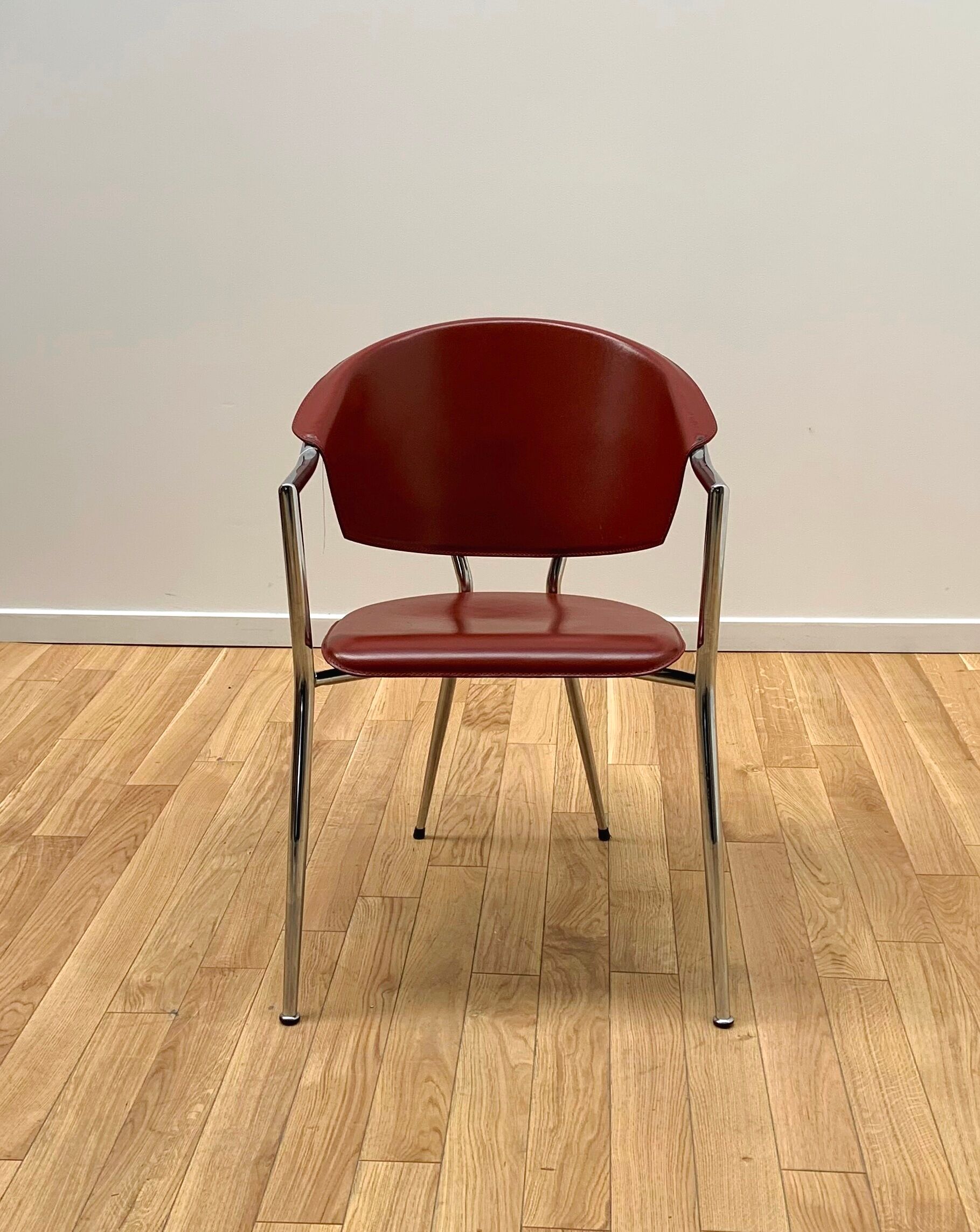 Suite de 8 chaises en cuir design