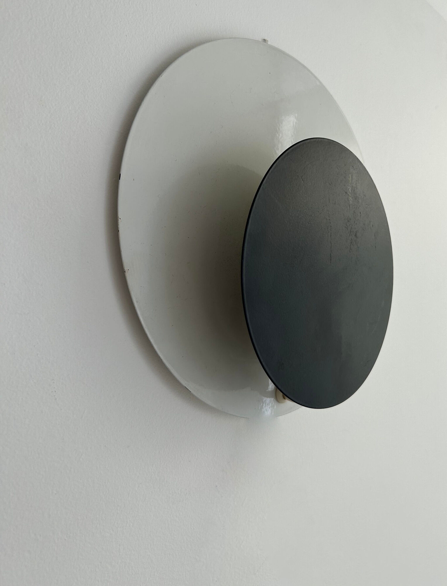 Pair of vintage "Cirkle" wall lights in black and white lacquered metal, Denmark 1970