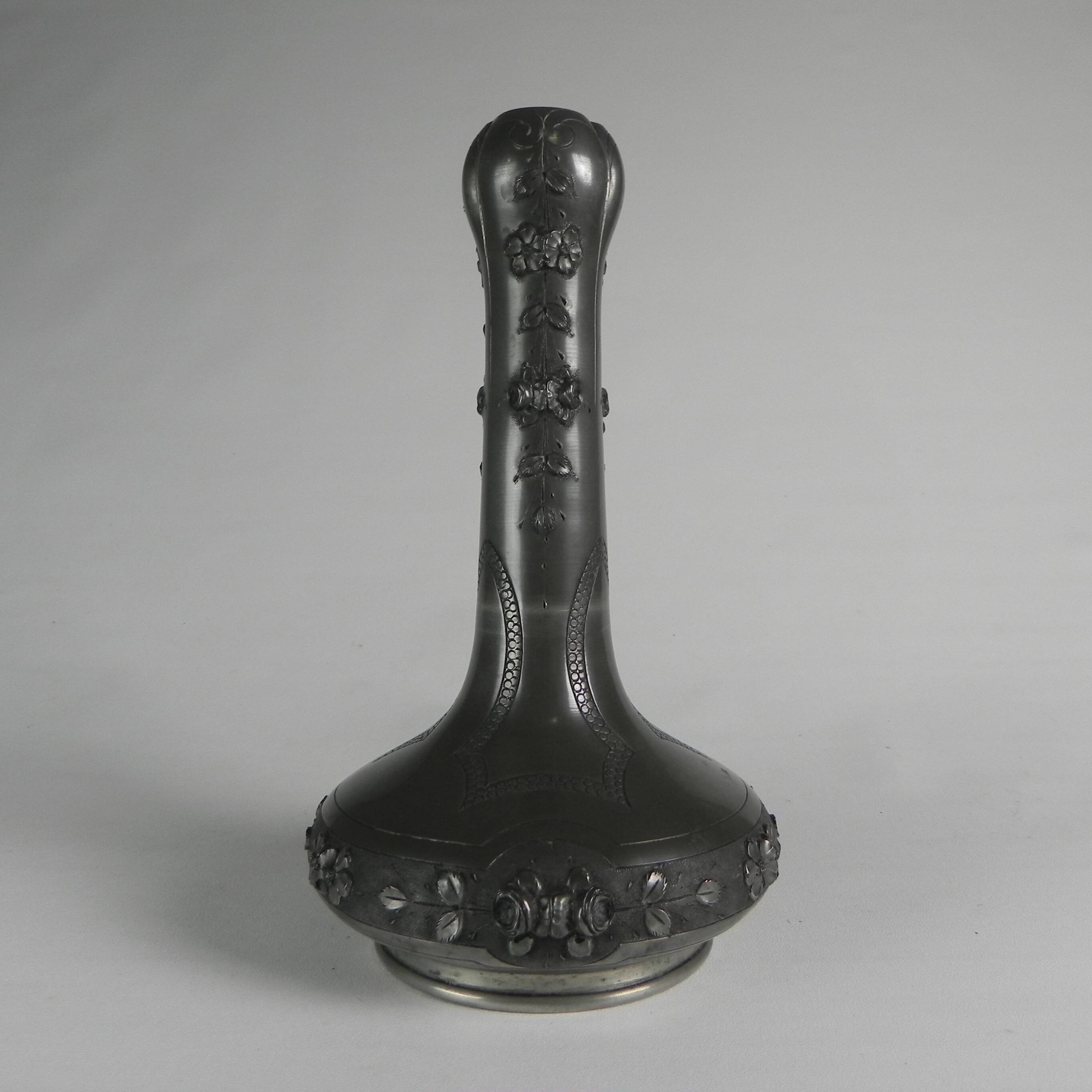 Art Nouveau vase in pewter signed Pechez, early 20th century.