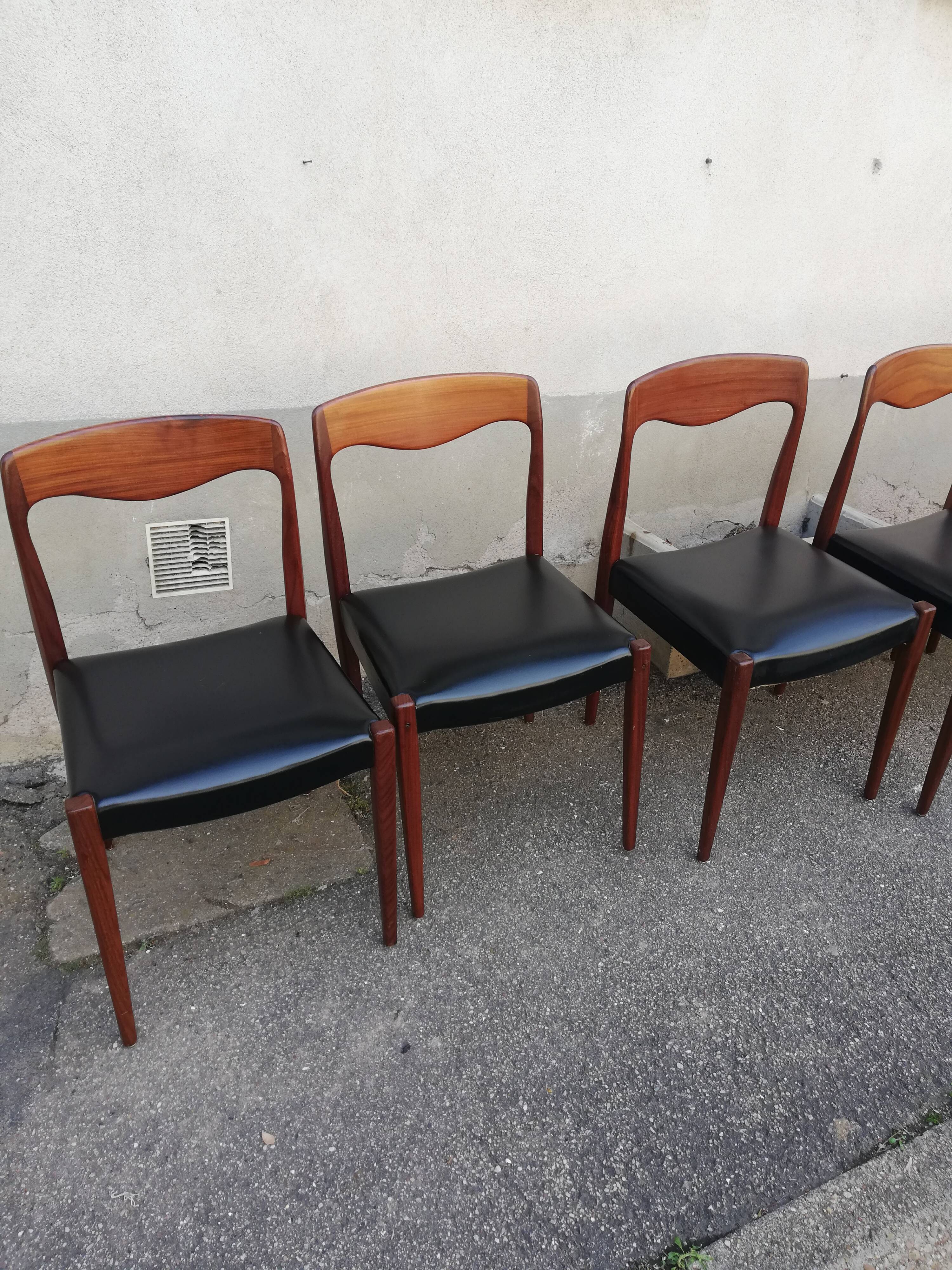 6 chaises scandinaves en skai noir