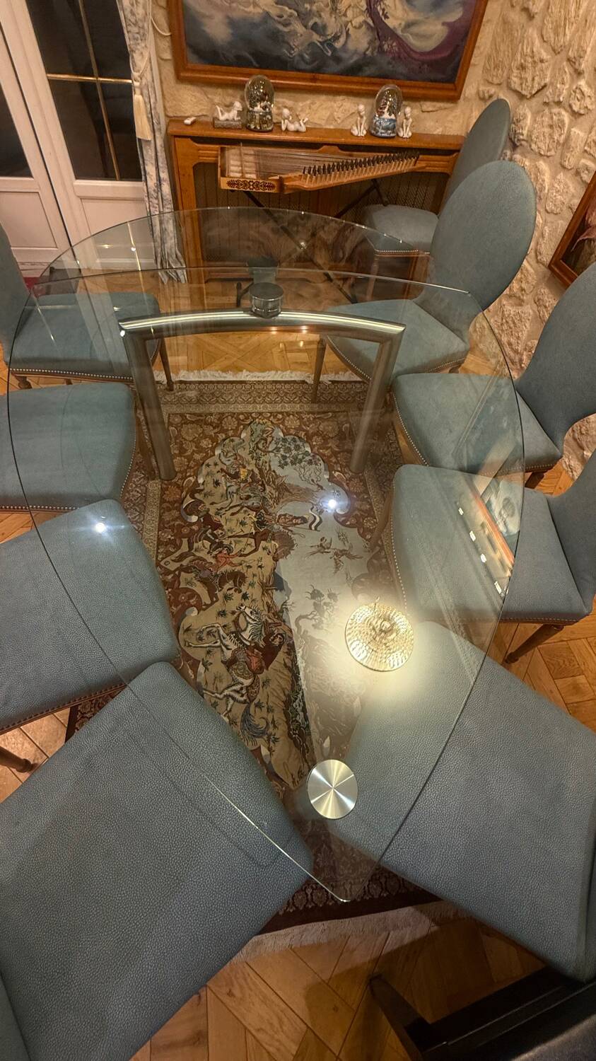 Table ghibli en verre avec 8 chaises parisiennes pieds sabrés roche bobois