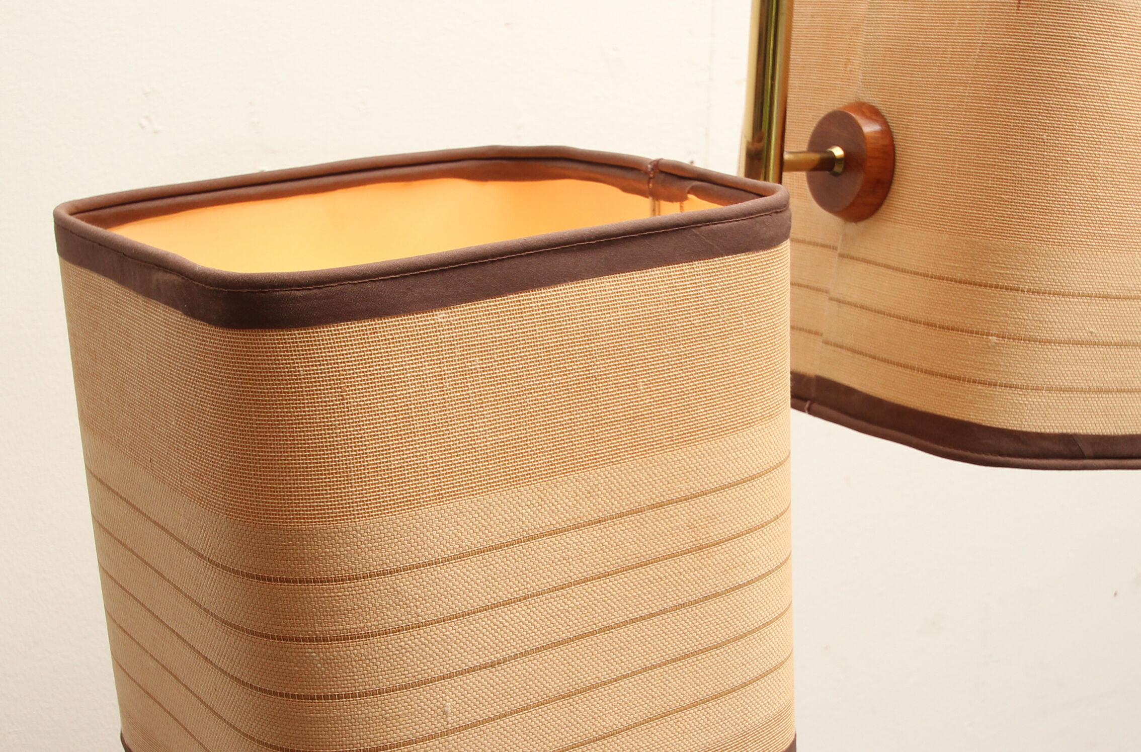 Lampadaire des années 1960 en teck et laiton