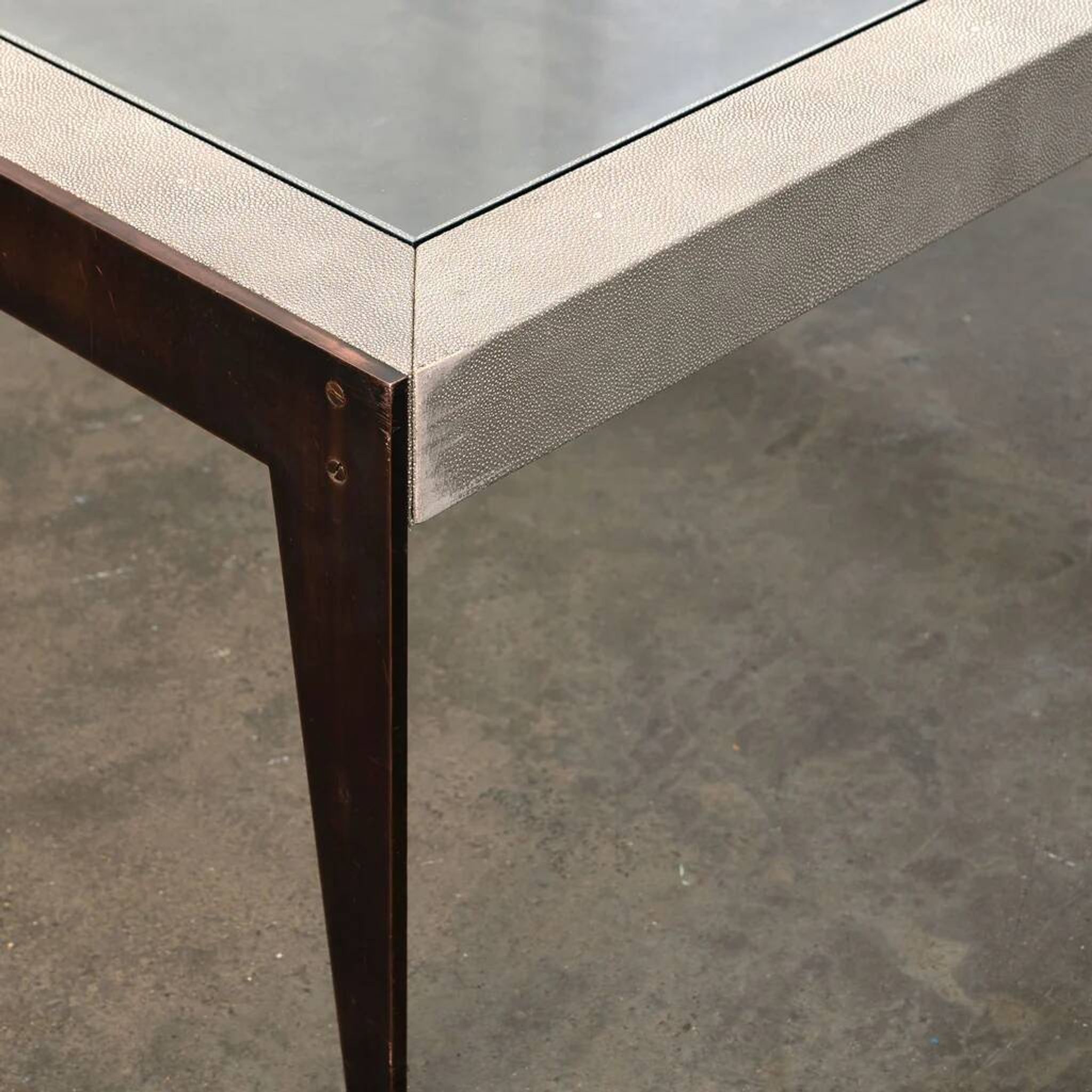 Table basse sur mesure en shagreen et laiton