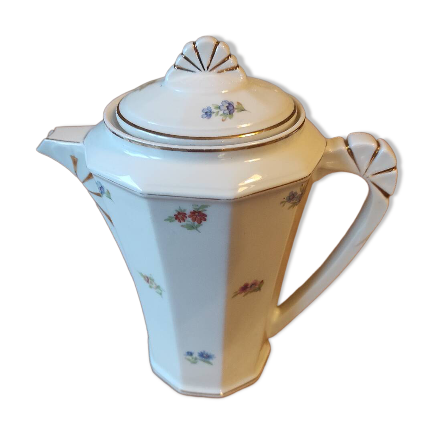 Coffee maker with floral decoration