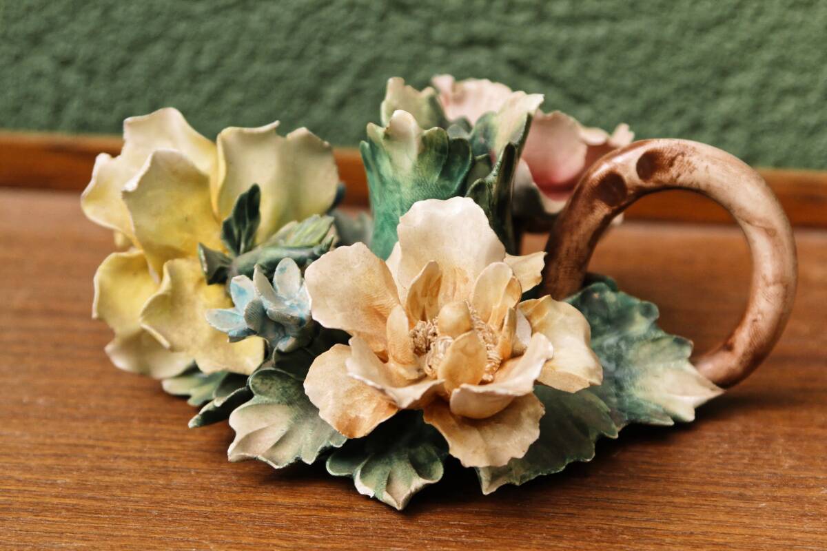 Bougeoir en porcelaine de Capodimonte, roses