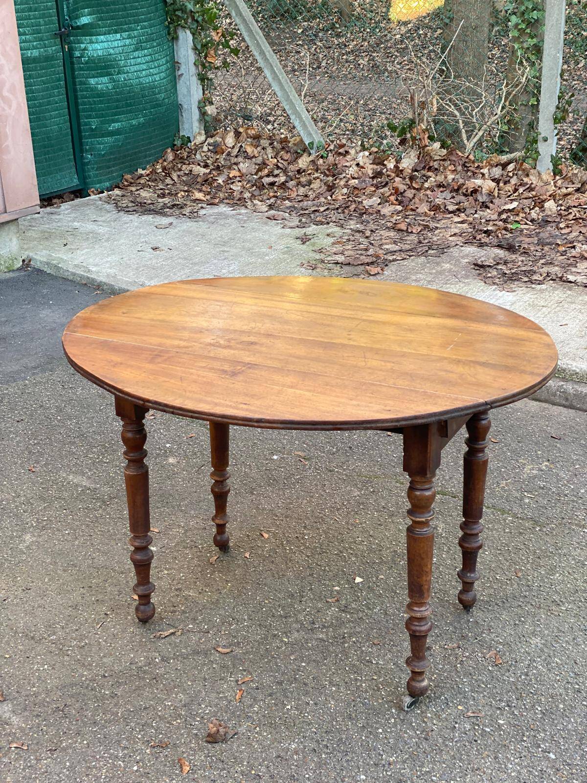 Oval extendable table with leaves Louis Philippe in solid wood, 19th century, with drawer.