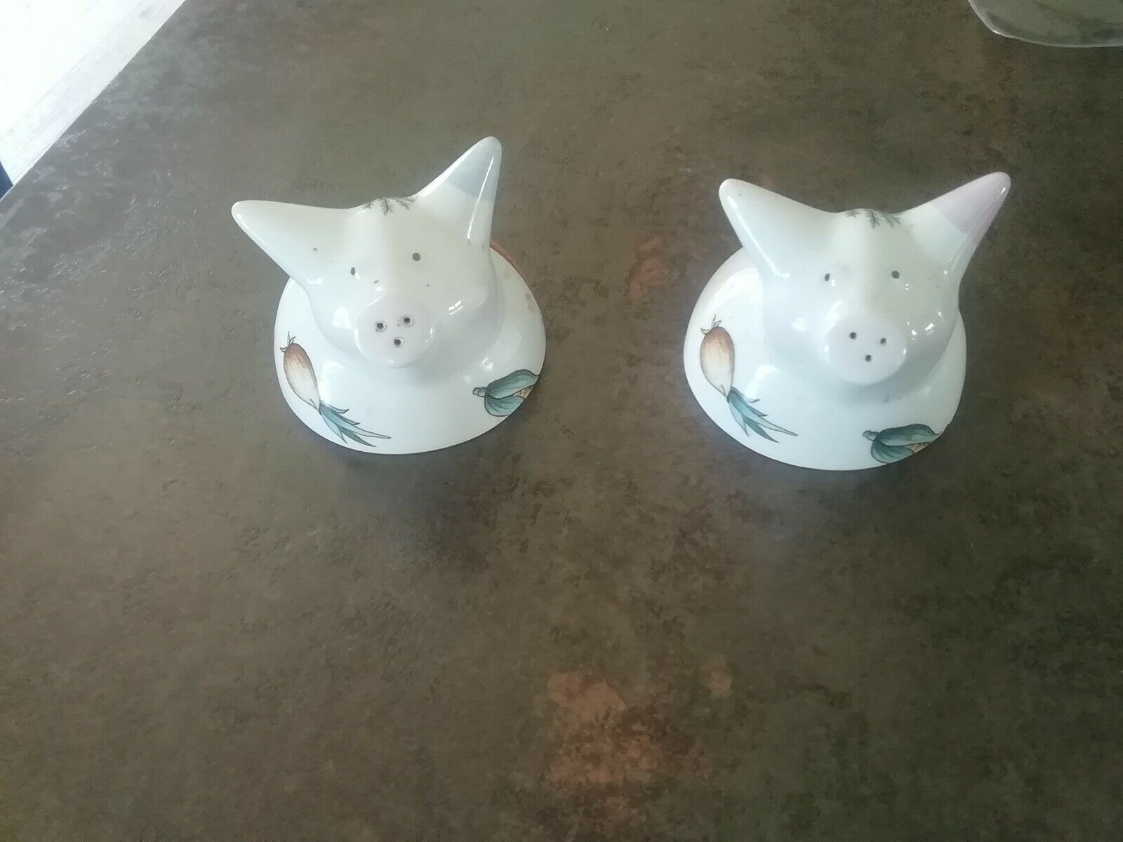 Salt and pepper shaker pig in faience