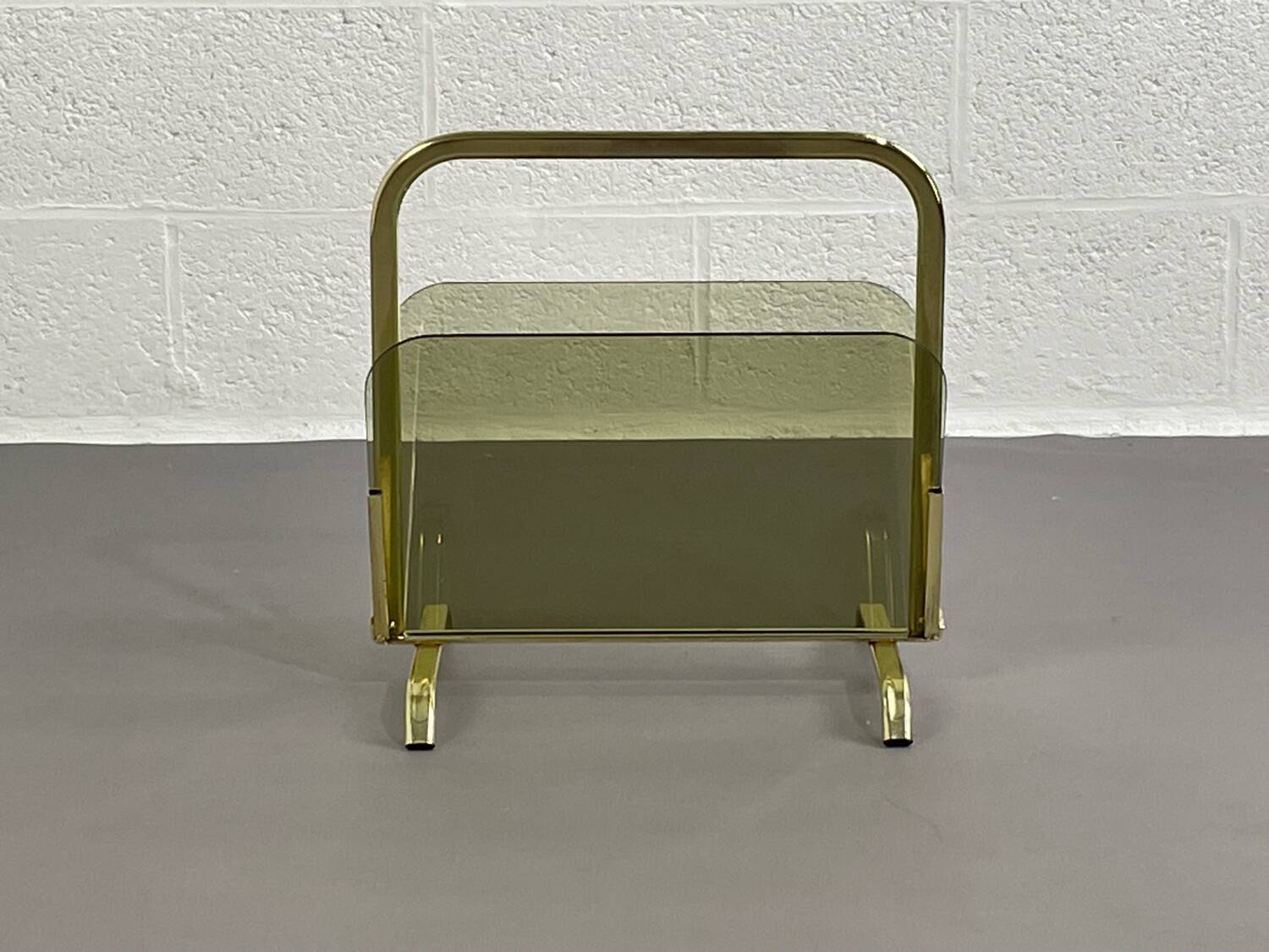 Magazine holder in brass and glass