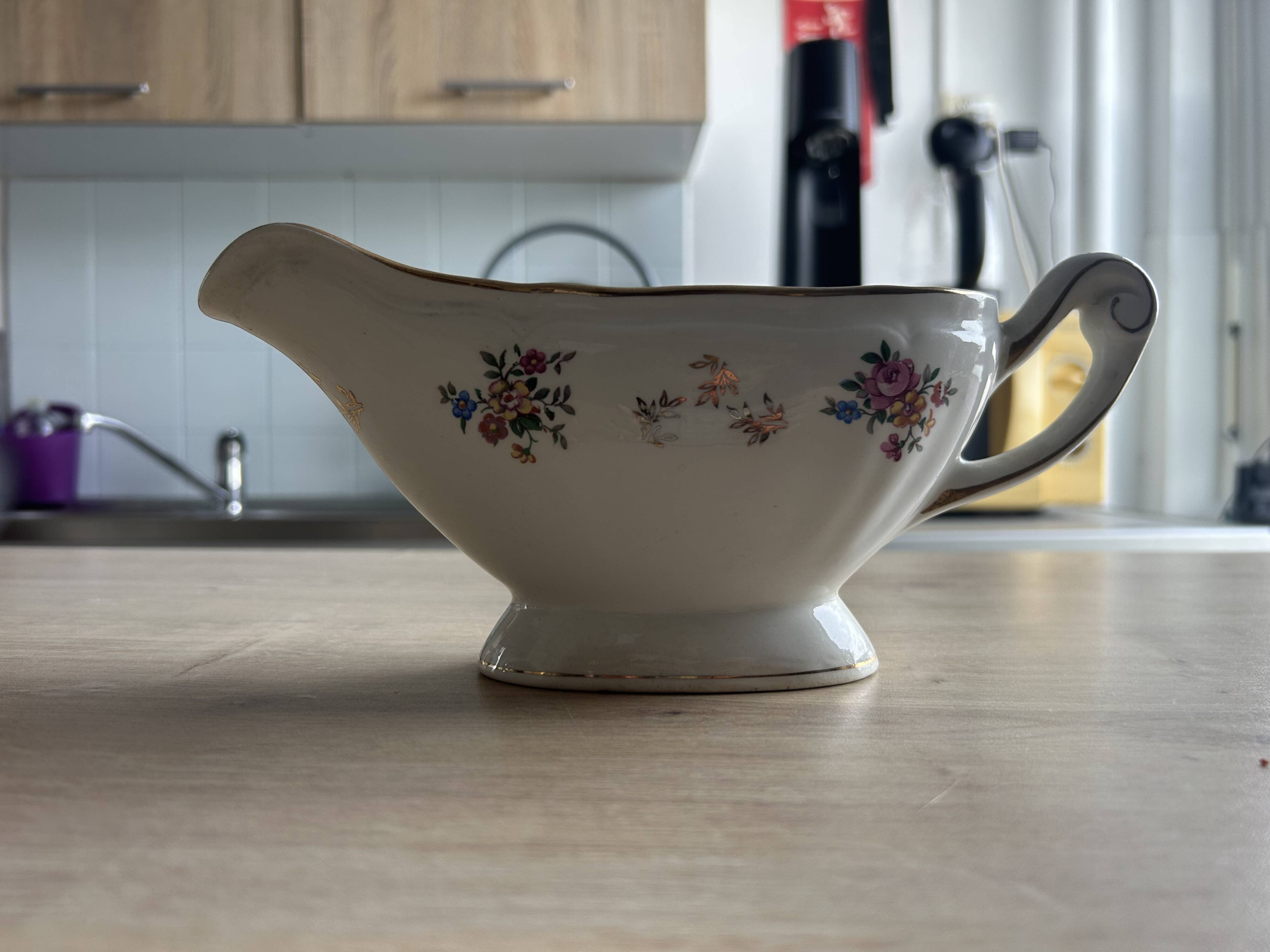 Vintage sauce boat L'Amandinoise 1080 with roses and gilding.