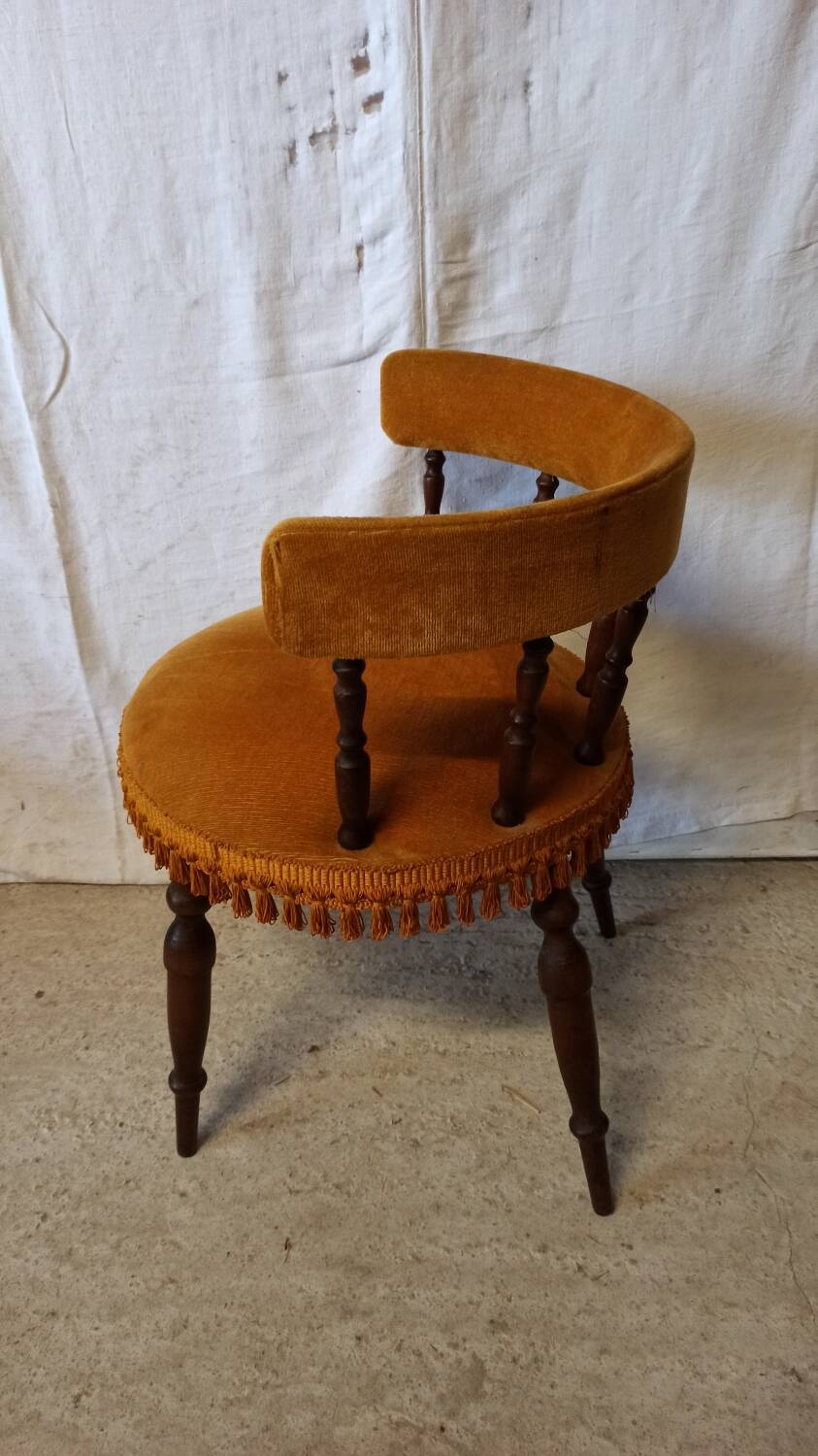 Chaise de chambre en velours ocre et pompons
