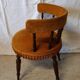 Chaise de chambre en velours ocre et pompons