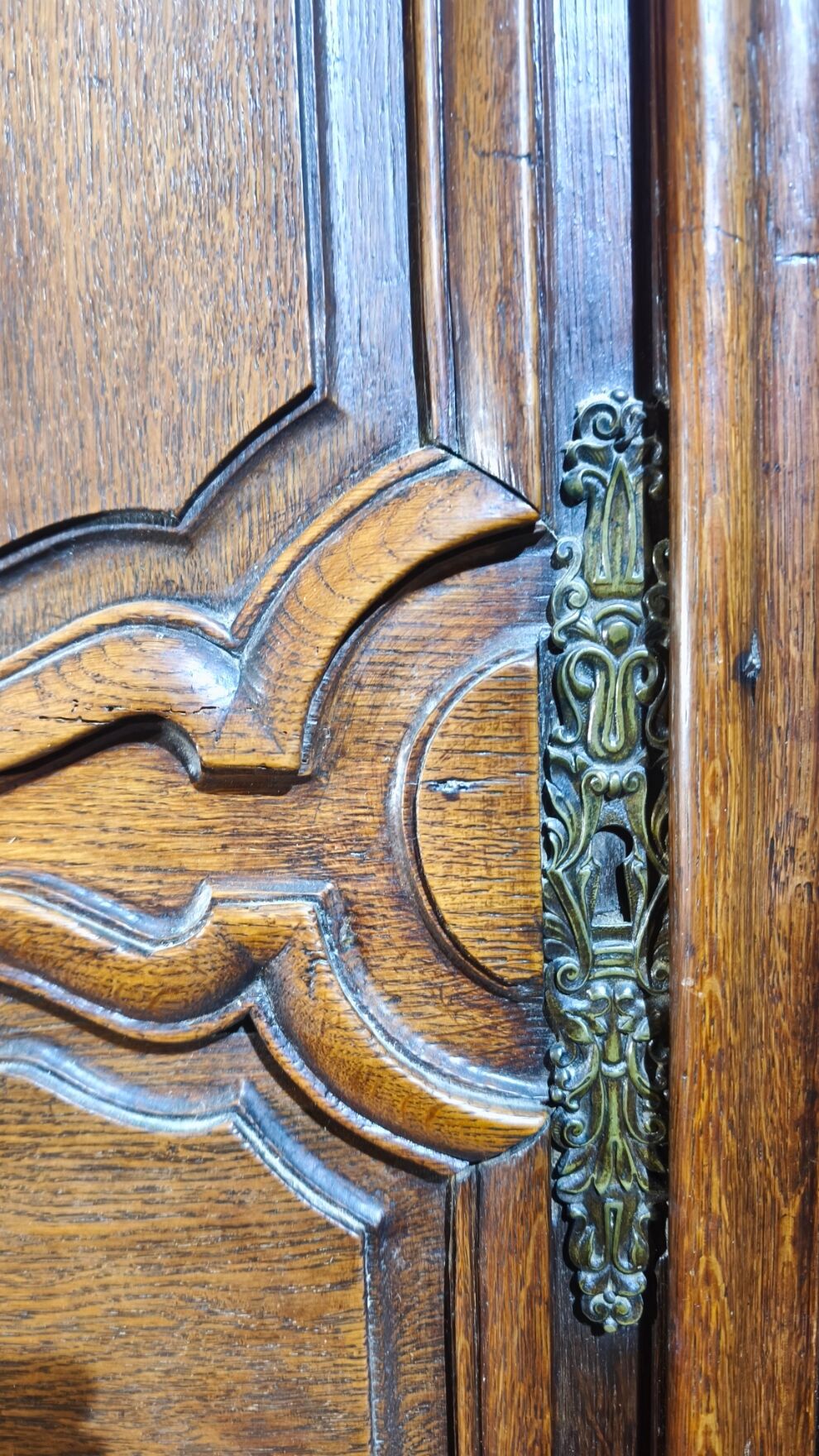 Antique 2-door wardrobe in solid oak
