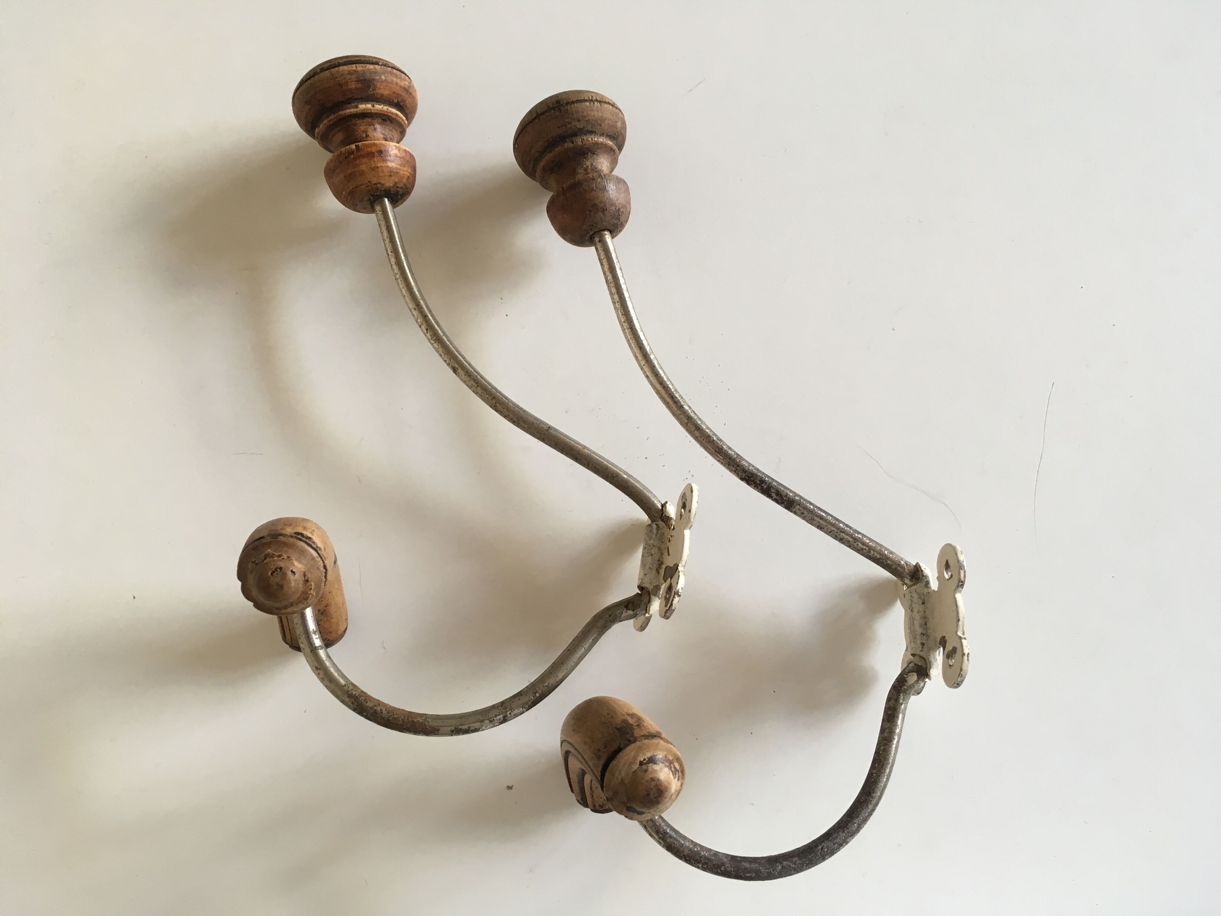 Paire de patères papillon en bois tourné 1920