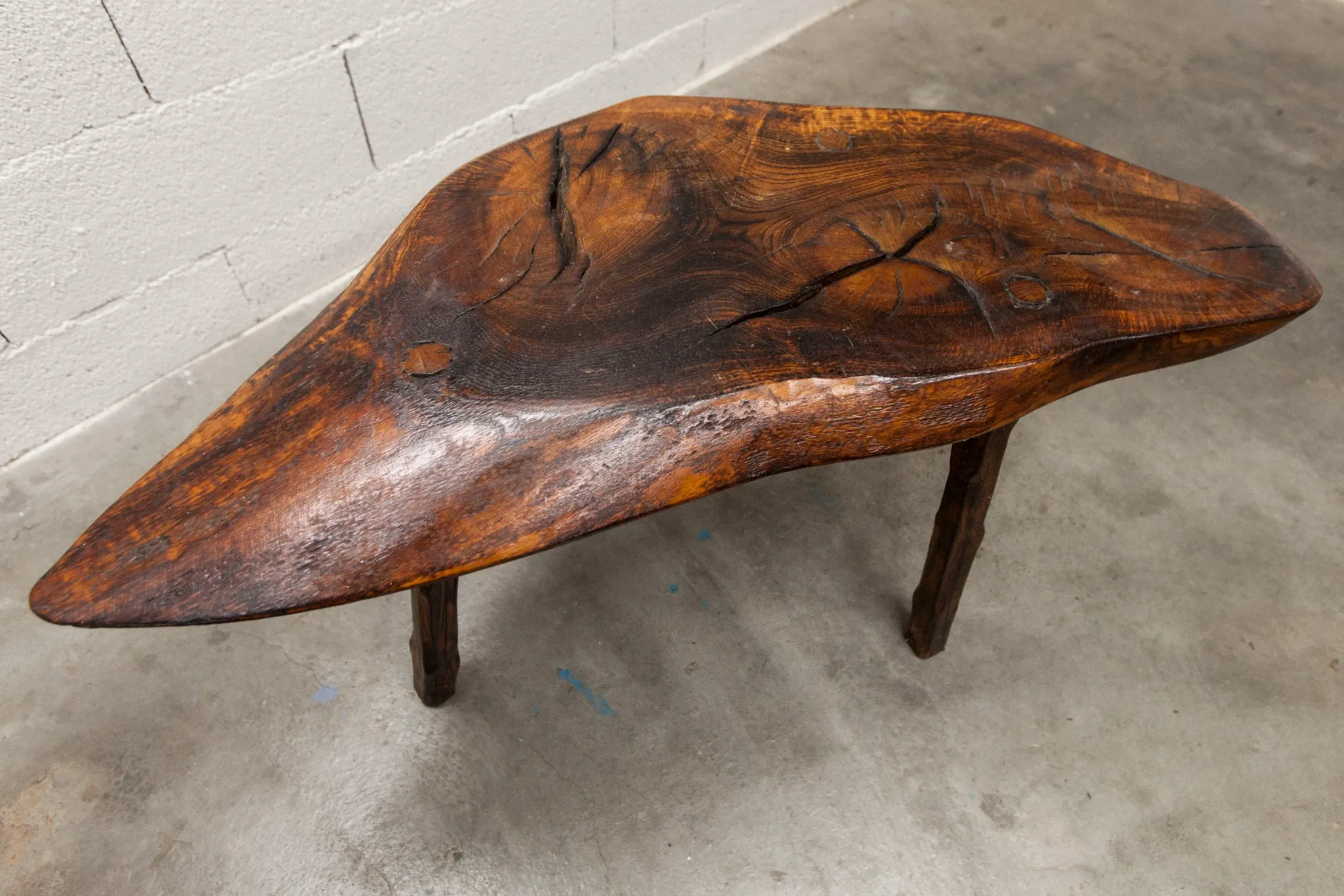 Table basse ou d'appoint brutaliste tripode asymétrique atypique 1960