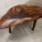 Table basse ou d'appoint brutaliste tripode asymétrique atypique 1960