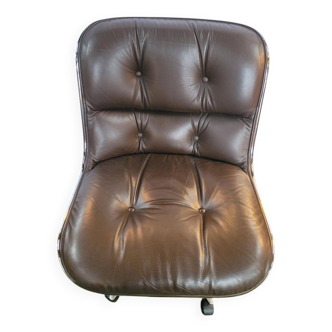 Fauteuil Charles Pollock des années 80 – Cuir, métal, plastique.