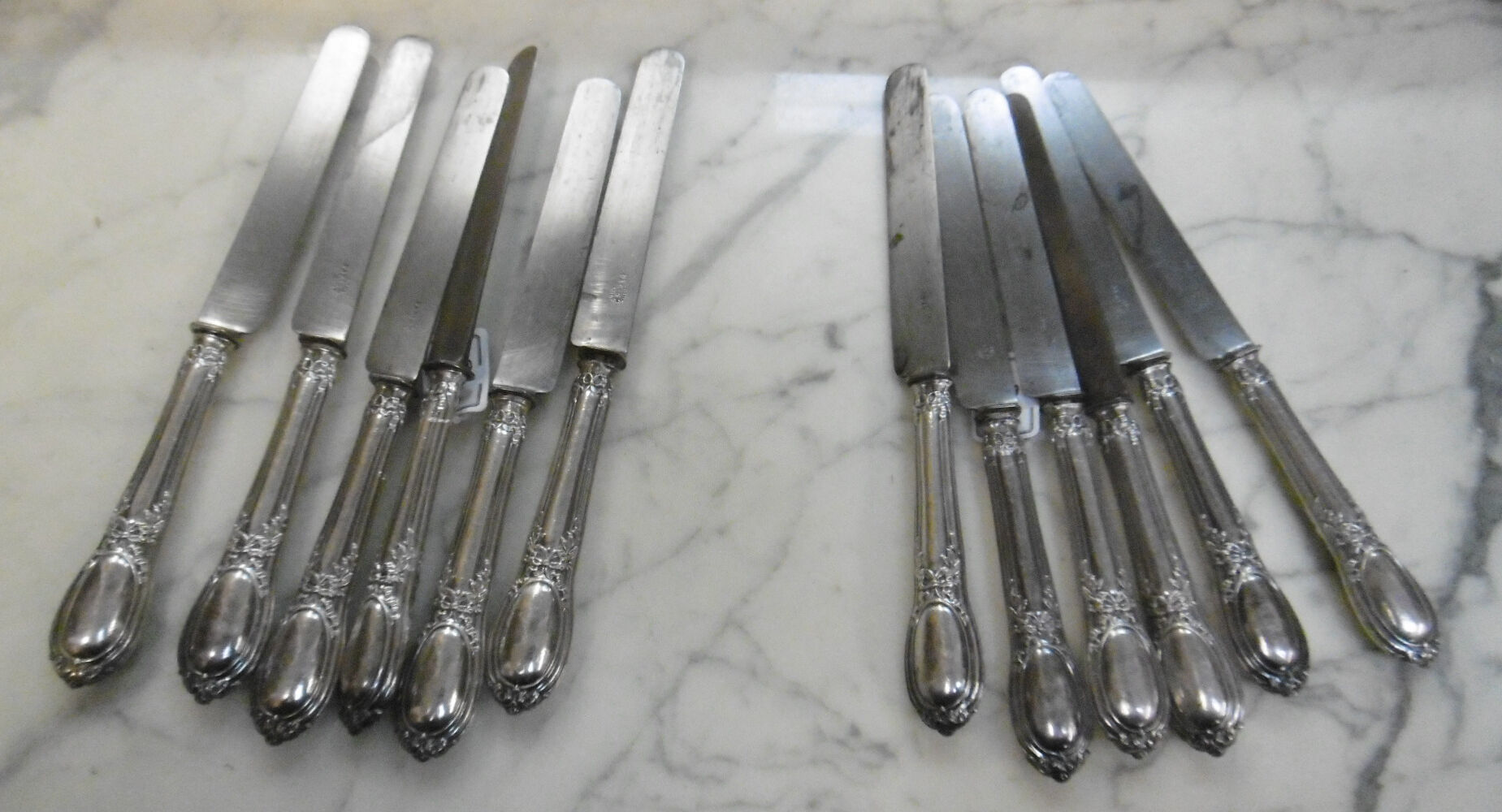 Serie de 12 couteaux de table en argent fourré - poinçon minerve - xixeme