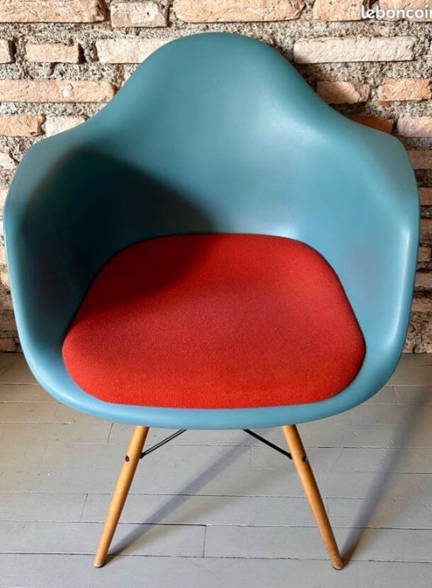Lot de fauteuils eames vitra avec accoudoirs (6)