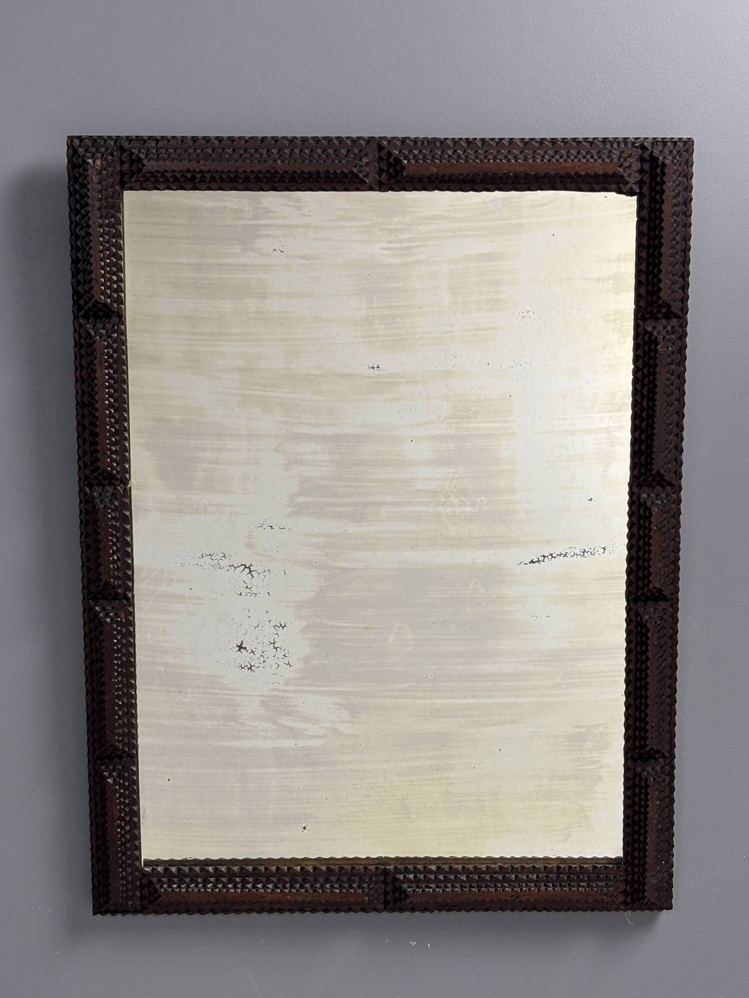 Miroir ancien en art populaire tramp, Belgique vers 1900.