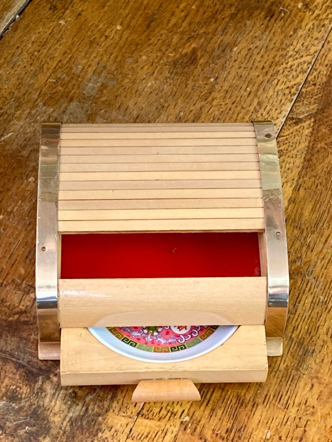 Sliding lid cigarette or cigarillo box