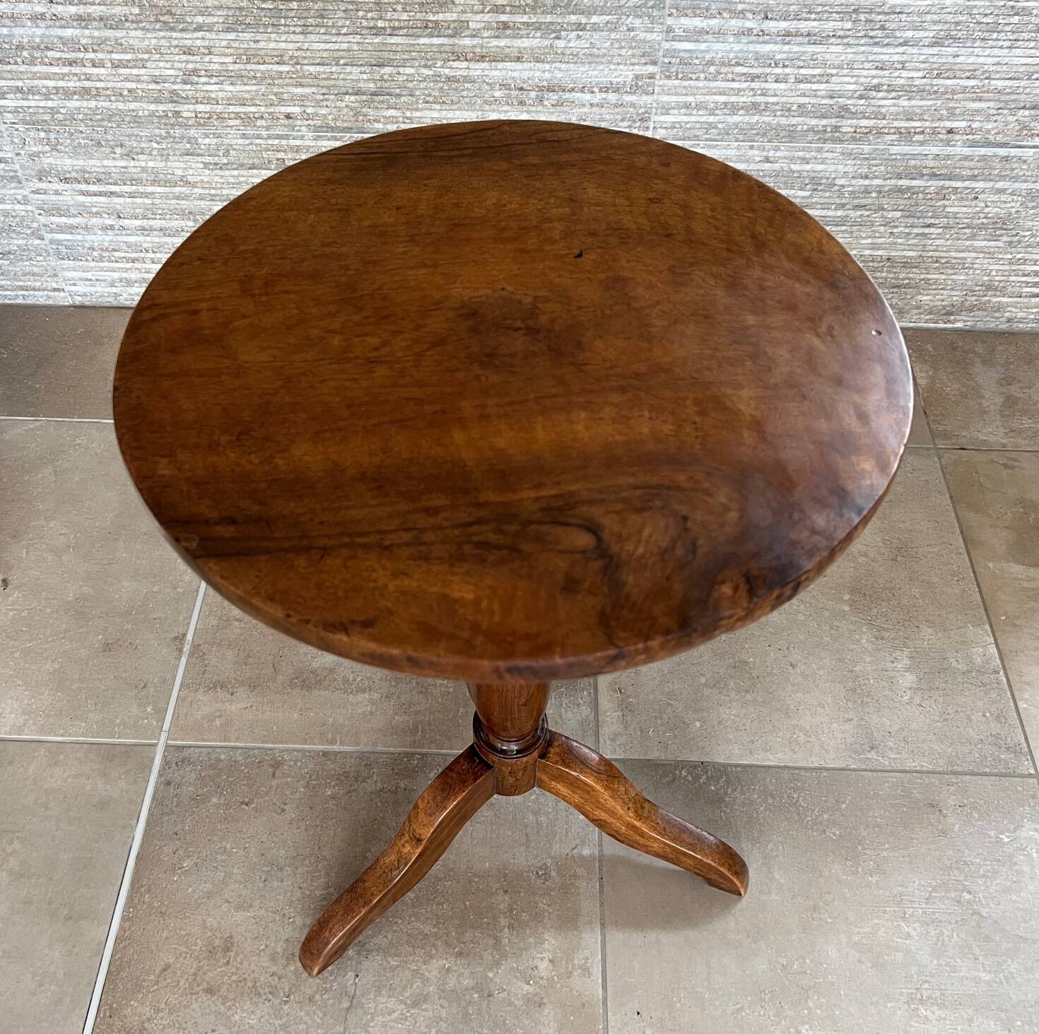 19th century tripod pedestal table in walnut Diam: 49cm