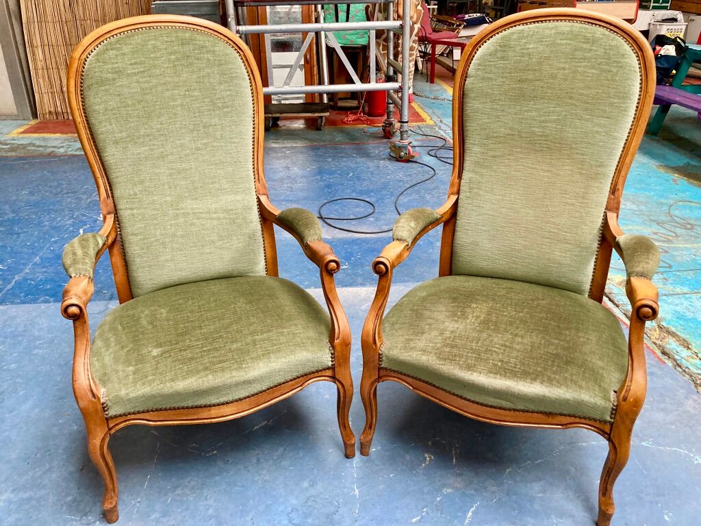 Voltaire armchairs in green velvet, the pair