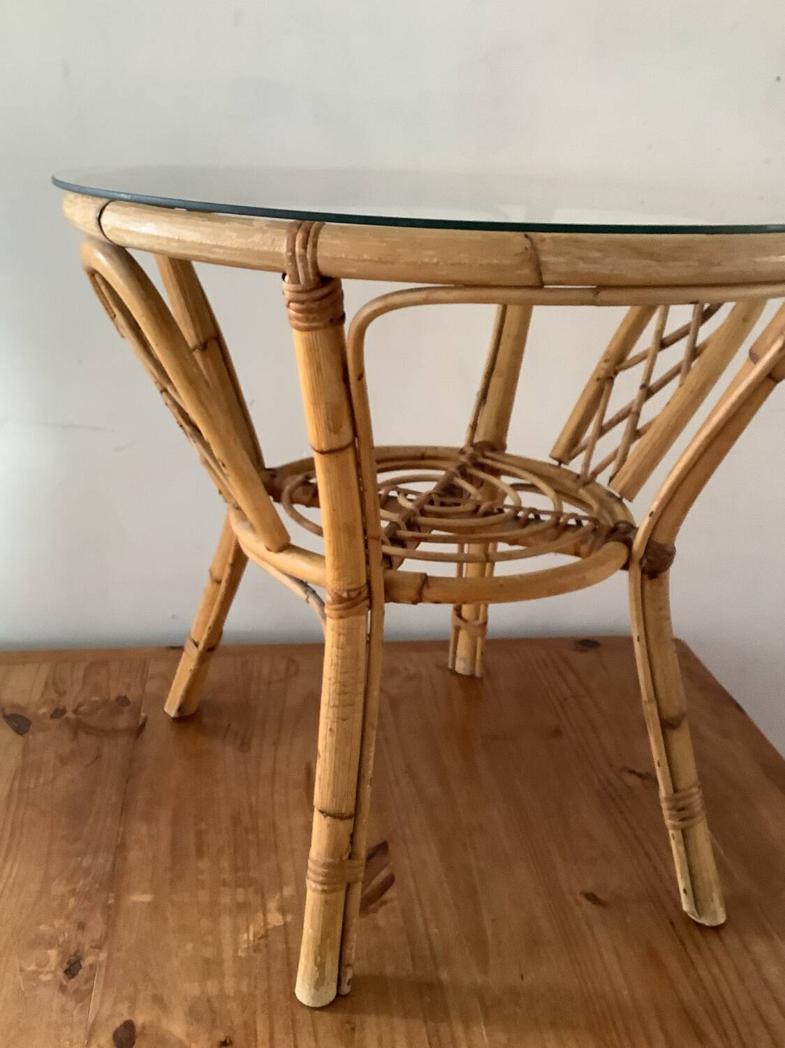 Table basse vintage en rotin et verre