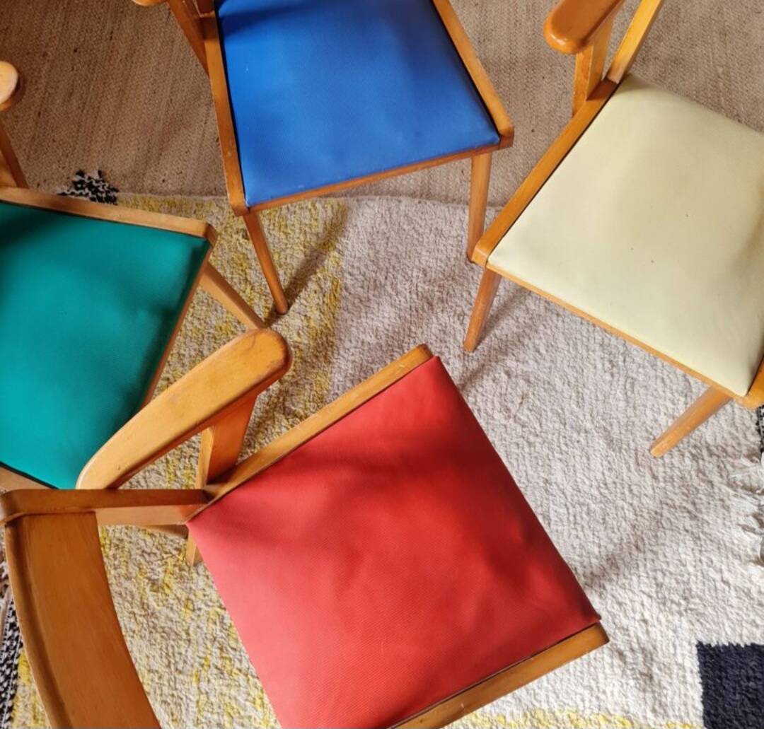 Serie de chaises accoudoirs années 50 assises colorées