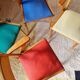 Serie de chaises accoudoirs années 50 assises colorées