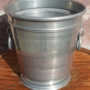Ice bucket (or champagne bucket)