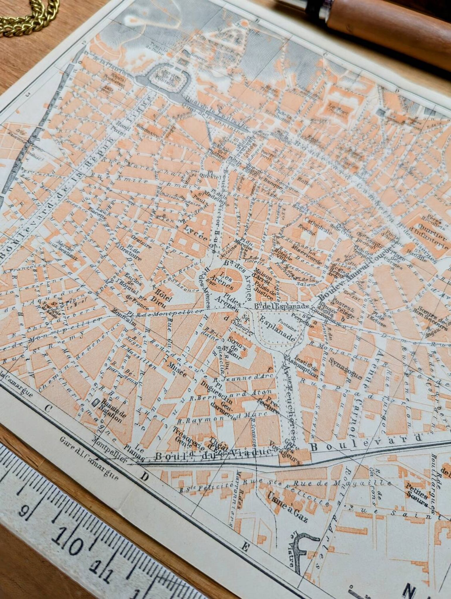 Imprimée en 1906, plan de Nîmes. O
