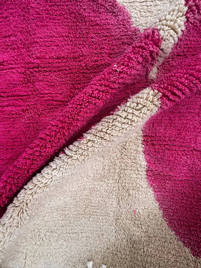 Moroccan Mrirt wool rug in pink and white 180x240 cm – Handwoven Berber rug, modern boho style, authentic wool area rug.