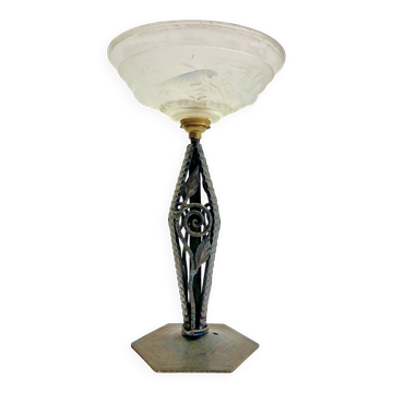 Lampe Art Déco en fer forgé et verre opalescent décor de poissons Ezan, 1930