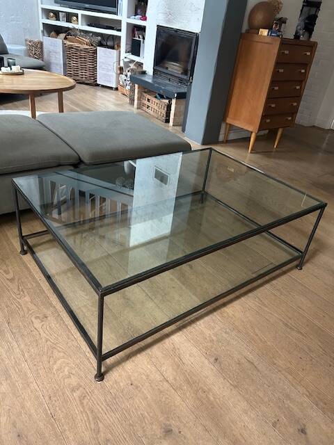Table basse en verre et métal
