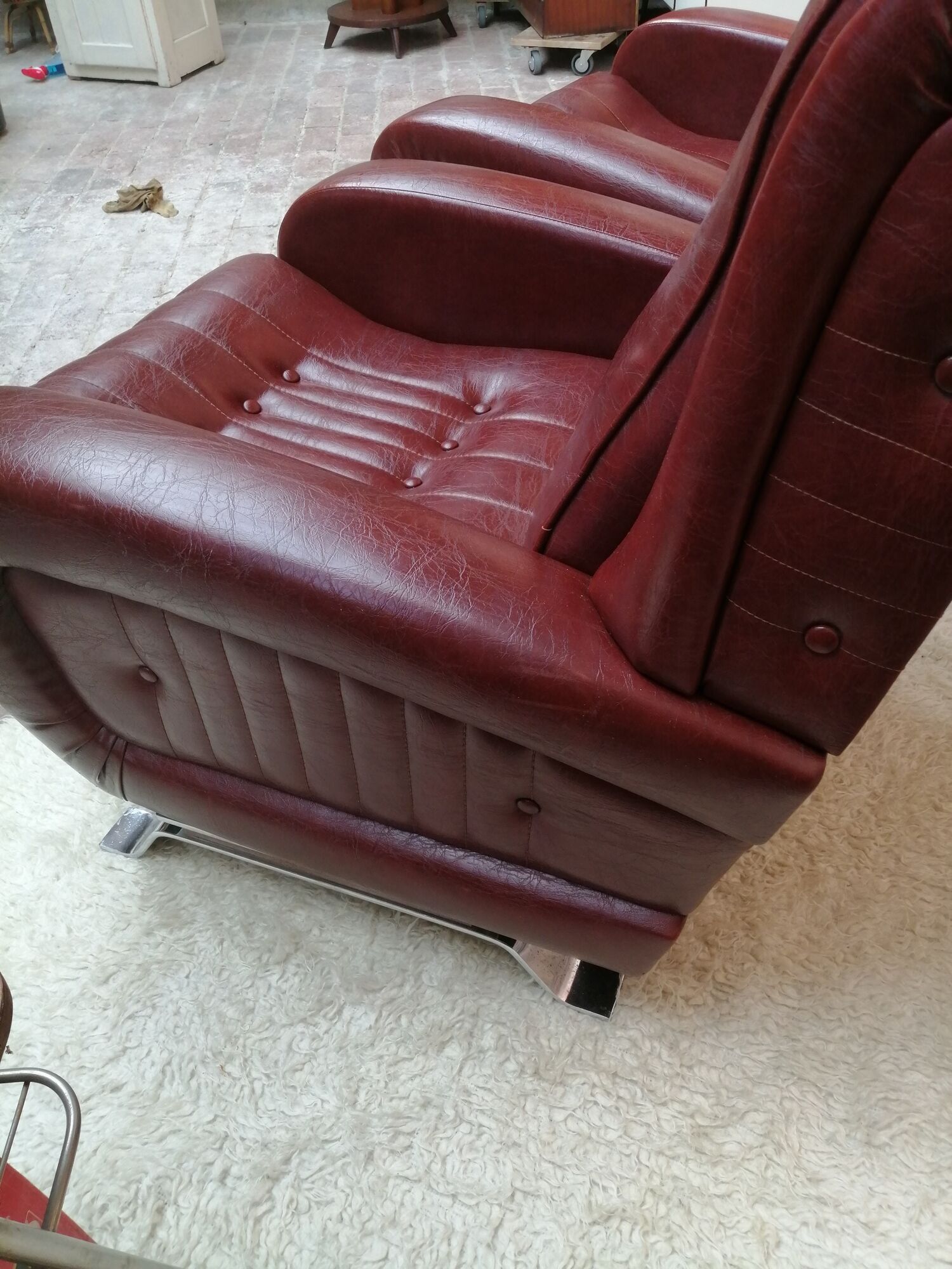 Couple de fauteuil en simili cuir rouge bordeaux, annees 70