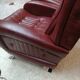 Couple de fauteuil en simili cuir rouge bordeaux, annees 70