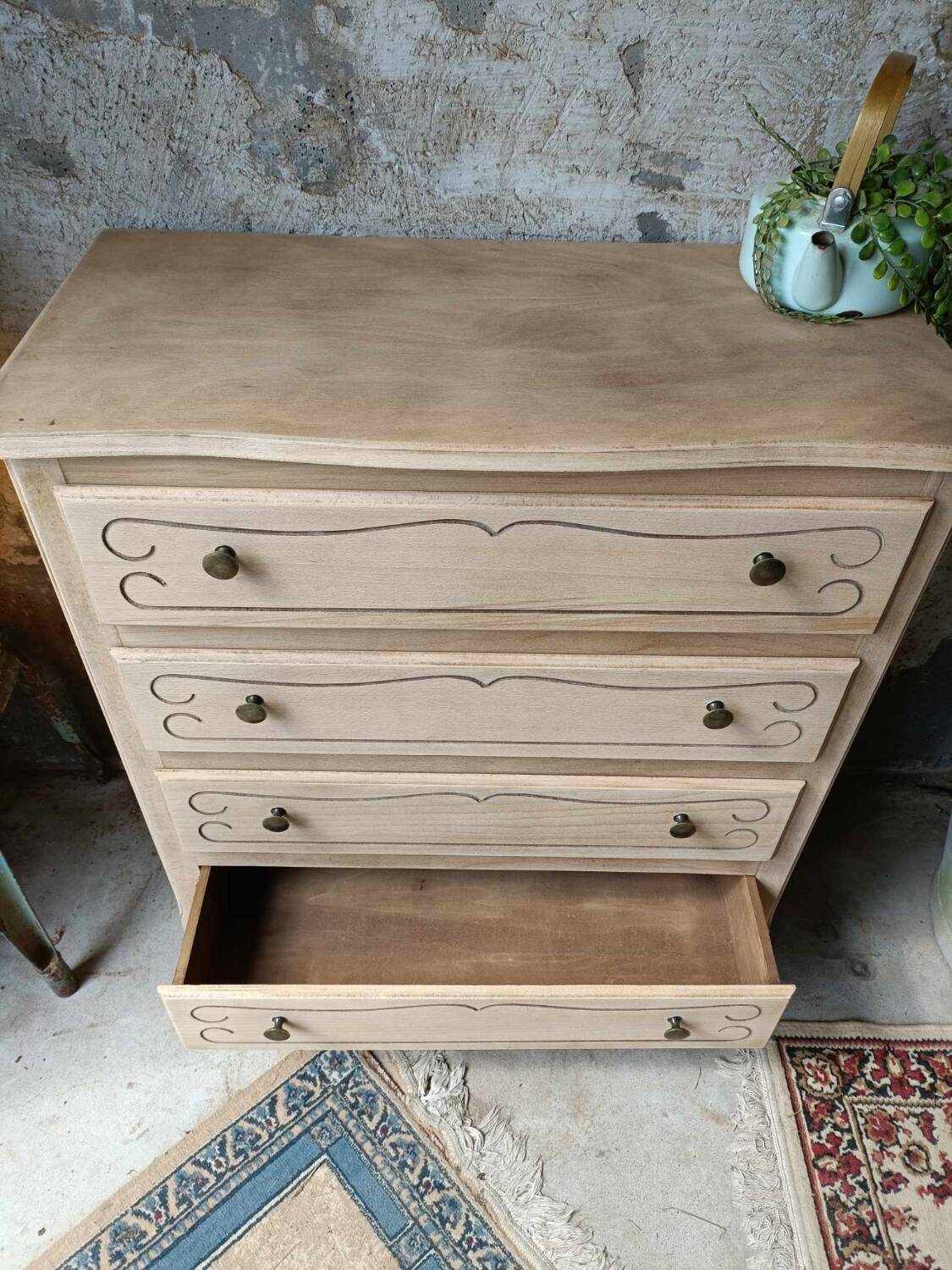 Wooden chest of drawers