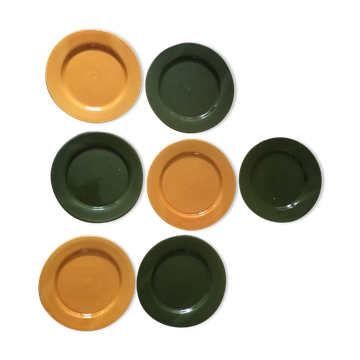 Flat plates in enamelled terracotta