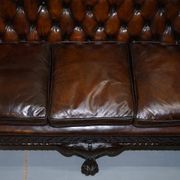 Chesterfield leather canapé in Georgian style with lion paw carved feet.