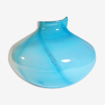 Vase en verre satiné bleu clair