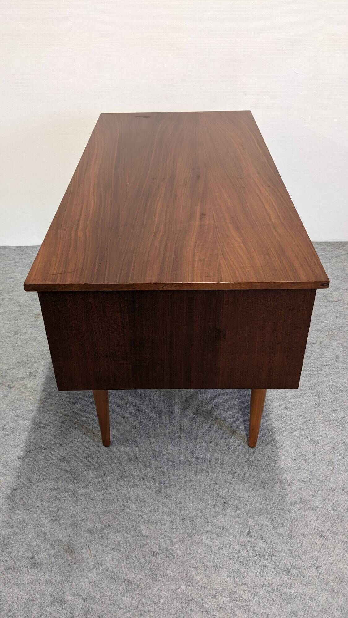 Desk and its removable shelf in Scandinavian style made of teak, RDA around 1960.